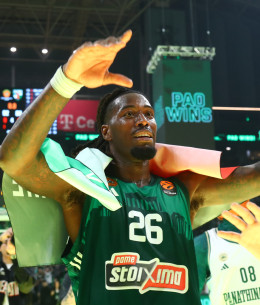 448 ημέρες μετά: Τα 20 «κλικς» του Παναθηναϊκού αφιερωμένα στην επιστροφή του Λεσόρ και το μήνυμα της συζύγου του