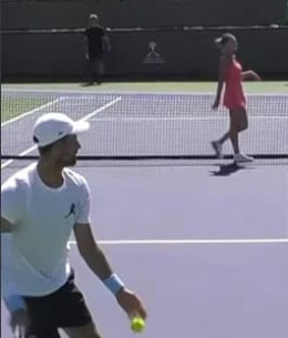 Η Σαμπαλένκα… διέκοψε με «catwalk» την προπόνηση του Τζόκοβιτς (video)