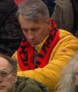 Οπαδός της Λεβερκούζεν δεν άντεξε το θέαμα και πήρε έναν... υπνάκο στη κερκίδα την ώρα του αγώνα