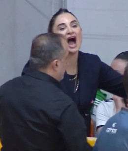 Έξαλλη η Ερντέμ με τη διαιτησία στο Ολυμπιακός-Παναθηναϊκός: Πήρε τεχνική ποινή, πέταξε την πατερίτσα (video)