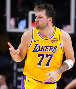 «Εξωγήινος» Ντόντσιτς οδήγησε τους Λέικερς με 60 πόντους, εξασφάλισαν τα playoffs οι Σπερς