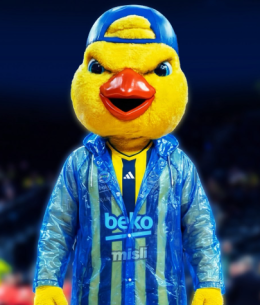 Η μασκότ της Φενέρ φόρεσε... αδιάβροχο και τρόλαρε τον Ολυμπιακό