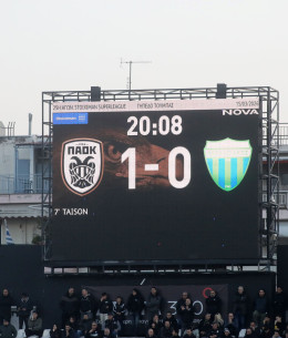 Ανατριχίλα στην Τούμπα - Όλοι όρθιοι στο 20' για το χειροκρότημα στον Κλεομένη