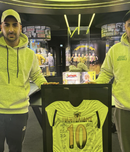 Συγκινητική στιγμή - Στο Μουσείο της ΑΕΚ η φανέλα του Παντελή Παντελίδη από το κύπελλο του 2016 (photos)