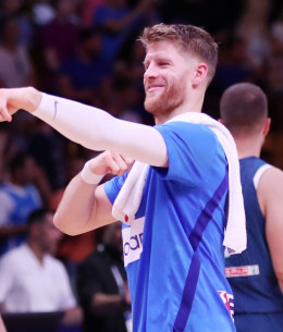 Η... απάντηση του Τόμας Γουόκαπ πανηγυρίζοντας με τη φανέλα της Εθνικής Ελλάδας