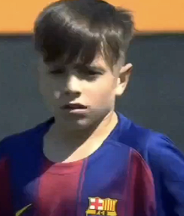 Είναι 12 χρόνων, γιος παλαίμαχου ποδοσφαιριστή και τρελαίνει κόσμο στη «Μασία»