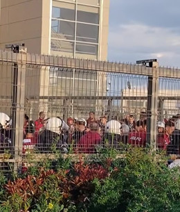 Βαρύ το κλίμα στην ΑΕΛ Novibet - Αποδοκιμασίες έξω από το AEL FC Arena και ένταση με Σαγάλ, Μασόν (video)