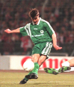 Τριάντα χρόνια πριν: Πως ζήσαμε το ιστορικό γκολ του Βαζέχα στο Άμστερνταμ