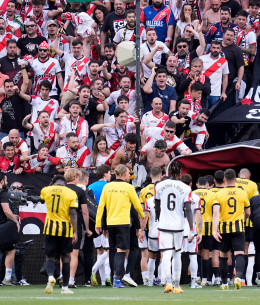 Περισσότεροι από 1.500 οπαδοί της Ράγιο στην Αθήνα για τη ρεβάνς με την ΑΕΚ