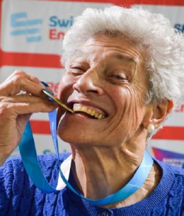 Έχει 11 δισέγγονα και πάνω από 100 ρεκόρ στην κολύμβηση - Η απίθανη ιστορία της 95χρονης Τζέιν Άσερ