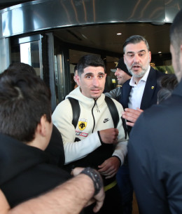 «Νάτοι νάτοι οι πρωταθλητές» - Οπαδοί της ΑΕΚ αποθέωσαν την αποστολή στο ξενοδοχείο