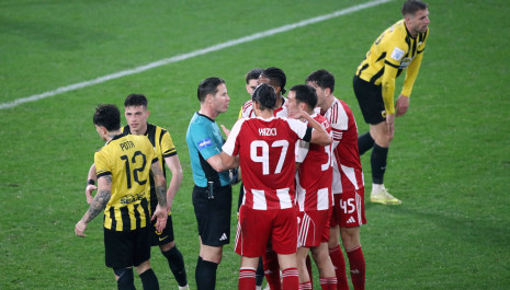 Πρόστιμα σε Ολυμπιακό και Ποντένσε για όσα έγιναν στο ντέρμπι με την ΑΕΚ