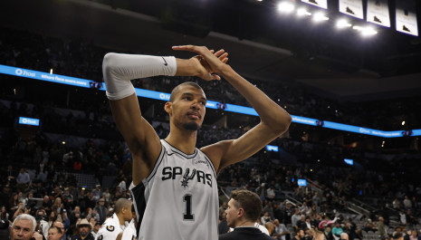 Οι Πέισερς πήραν τη ματσάρα της Νέας Υόρκης, με εξωγήινο Γουεμπανιαμά οι Σπερς