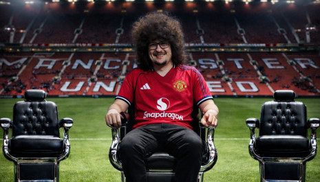 Εφτασε η στιγμή να κουρευτεί; Τρεις προπονητές, 495 μέρες, 96 ματς και η περιπέτεια των μαλλιών του οπαδού της Γιουνάιτεντ