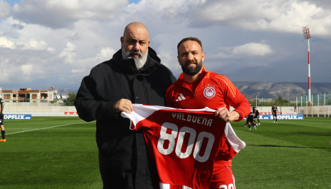 Ο Βαλμπουενά έφτασε τα 800 ματς καριέρας και βραβεύτηκε από τον Ολυμπιακό (video)