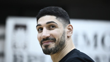 Ο Ενές Καντέρ Φρίντομ αποχαιρέτησε την Ελλάδα με ένα «efcharisto»