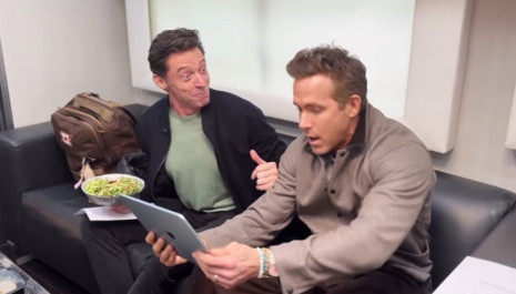 Ράιαν Ρέινολντς και Χιου Τζάκμαν έγιναν viral παρακολουθώντας την κλήρωση της Ρέξαμ με τη Τσέλσι (video)