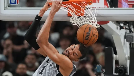 Ο Γουεμπανιαμά «πάτησε» τους Ρόκετς, με 30άρη Μπούκερ οι Σανς