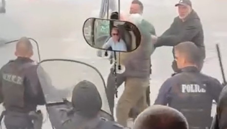 To video της επίθεσης οπαδών στο πούλμαν της ομάδας γυναικών του Ολυμπιακού μετά το ματς με τον Παναθηναϊκό