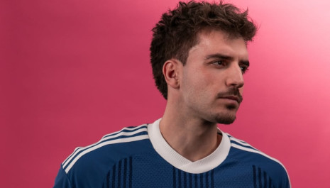 Το νέο λουκ του Φώτη Ιωαννίδη: Με μαλλί 80s και μουστάκι