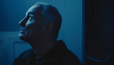 Eγκατέλειψε την οικογένειά του πριν από 35 χρόνια και τώρα ο πρώην ποδοσφαιριστής αποκάλυψε ότι είναι ομοφυλόφιλος (video)