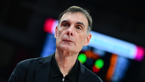 Οι φίλοι του Ολυμπιακού αποθέωσαν τον Γιώργο Μπαρτζώκα στο ΣΕΦ - Το video του Athletiko