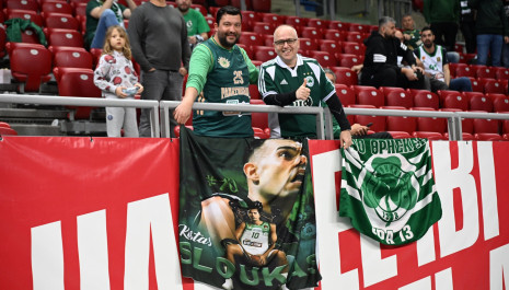 Πανό για τον Σλούκα από τον κόσμο του Παναθηναϊκού στη Βουλγαρία