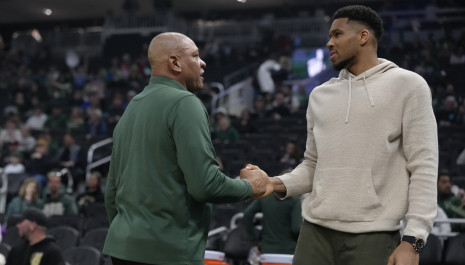 Το παραδέχτηκε ο Ντοκ Ρίβερς: «Αν δεν κάνουμε καλή δουλειά με το ρόστερ ο Γιάννης θα κοιτάξει αλλού»