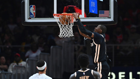 «Κλείδωσαν» τα Playoffs οι Χοκς, νίκη χωρίς τον Γιάννη για τους Μπακς