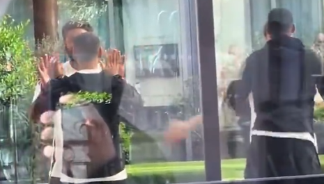 Μα τι κάνουν; Το περίεργο παιχνίδι των παικτών της Λίβερπουλ στους δρόμους του Παρισιού (video)