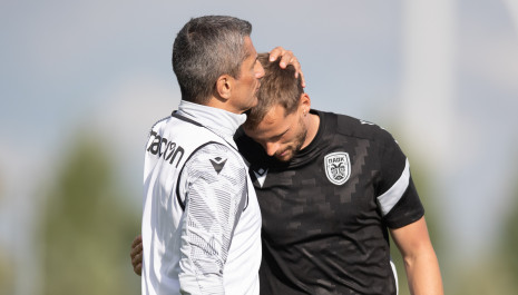 Η συγκινητική υποδοχή των παικτών του ΠΑΟΚ στον Λουτσέσκου που επέστρεψε στη Θεσσαλονική (video)