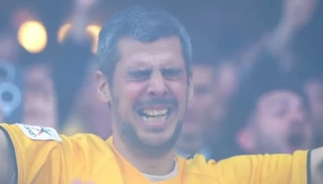 «Ούτε όταν γέννησα τα παιδιά του δεν έκλαψε»: Το επικό σχόλιο της συζύγου του πιο viral ΑΕΚτζη!