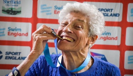 Έχει 11 δισέγγονα και πάνω από 100 ρεκόρ στην κολύμβηση - Η απίθανη ιστορία της 95χρονης Τζέιν Άσερ