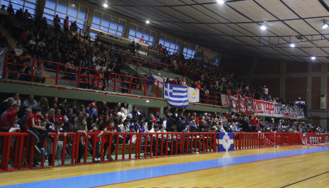 Καταγγελίες της ΑΕΚ για την έδρα του Ολυμπιακού: «Μπουκάλια, αντεθνικά συνθήματα και ρατσιστικά επιφωνήματα»
