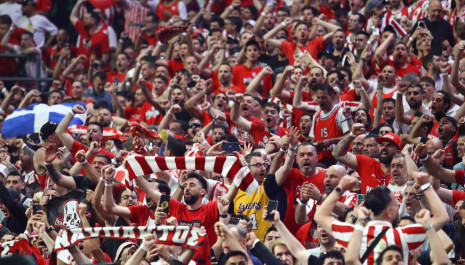 Η EuroLeague τιμώρησε τον Ολυμπιακό για χρήση φωτοβολίδων - Τι ποσό πλήρωσαν οι Πρωταθλητές Ευρώπης