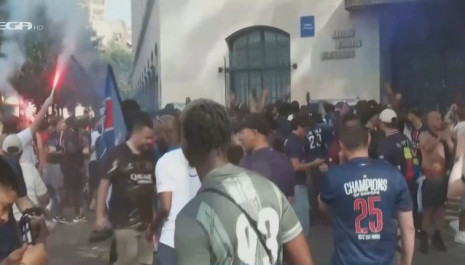 Καπνογόνα και συνθήματα από τους οπαδούς της Παρί πριν τον τελικό του Champions League (video)