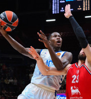 Ο Ομάρι Μουρ παραμένει στη Βαλένθια για ακόμη μια σεζόν