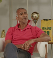 «Σύννεφα» στην σχέση του Ρομάριο με την κατά 35 χρόνια μικρότερη συντροφό του - Τον κατηγορεί ότι την απάτησε