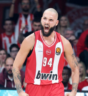 Το τρομερό τρίποντο του Φουρνιέ που έστειλε το Dubai BC - Ολυμπιακός στην παράταση (video)