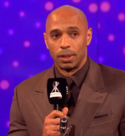 Βάζει κάτω πολύ νεότερους – Η αδιανόητη φυσική κατάσταση του 48χρονου Ανρί (photo)