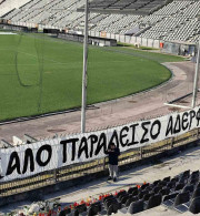 Άνοιξε η Θύρα 4 στην Τούμπα - Φίλοι του ΠΑΟΚ καταθέτουν λουλούδια και υψώνουν πανό (photos)