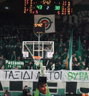 Πανό της Θύρας 13 για τους αδικοχαμένους οπαδούς του ΠΑΟΚ (photo)
