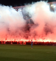 Πρόστιμο στον ΠΑΟΚ για τους πυρσούς στην Τούμπα στη μνήμη των φιλάθλων που σκοτώθηκαν στη Ρουμανία