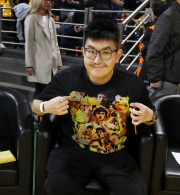 Η ιστορία πίσω από το T-shirt που φορούσε ο Ρίτσαρντ Σιάο στο Παλέ