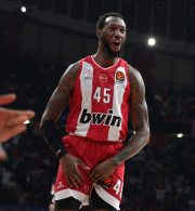 Έβαλε και τον Ιζούντου στο καλάθι: Το απίστευτο poster του Ντόντα Χολ (video)