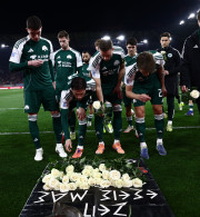 Οι παίκτες του Παναθηναϊκού άφησαν λουλούδια ως φόρο τιμής στα θύματα της θύρας 7 (video)