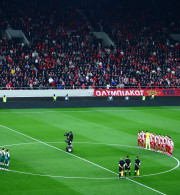 «Αδέρφια ζείτε εσείς μας οδηγείτε»: Ενός λεπτού σιγή και λευκά τριαντάφυλλα στο «Καραϊσκάκης» (video)