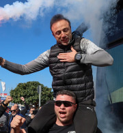 «Κάηκε» το αεροδρόμιο στο Ηράκλειο για τον ΟΦΗ - Οπαδοί σήκωσαν στον αέρα τον Κόντη (video)