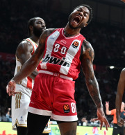 Παραλίγο να «κατεδαφίσει» την μπασκέτα: Το τρομερό putback κάρφωμα του Τζόουνς (video)