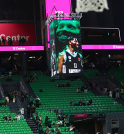 Ο Χέιζ-Ντέιβις εμφανίστηκε στα matrix και η φανέλα του στις κερκίδες του T-Center (photo)